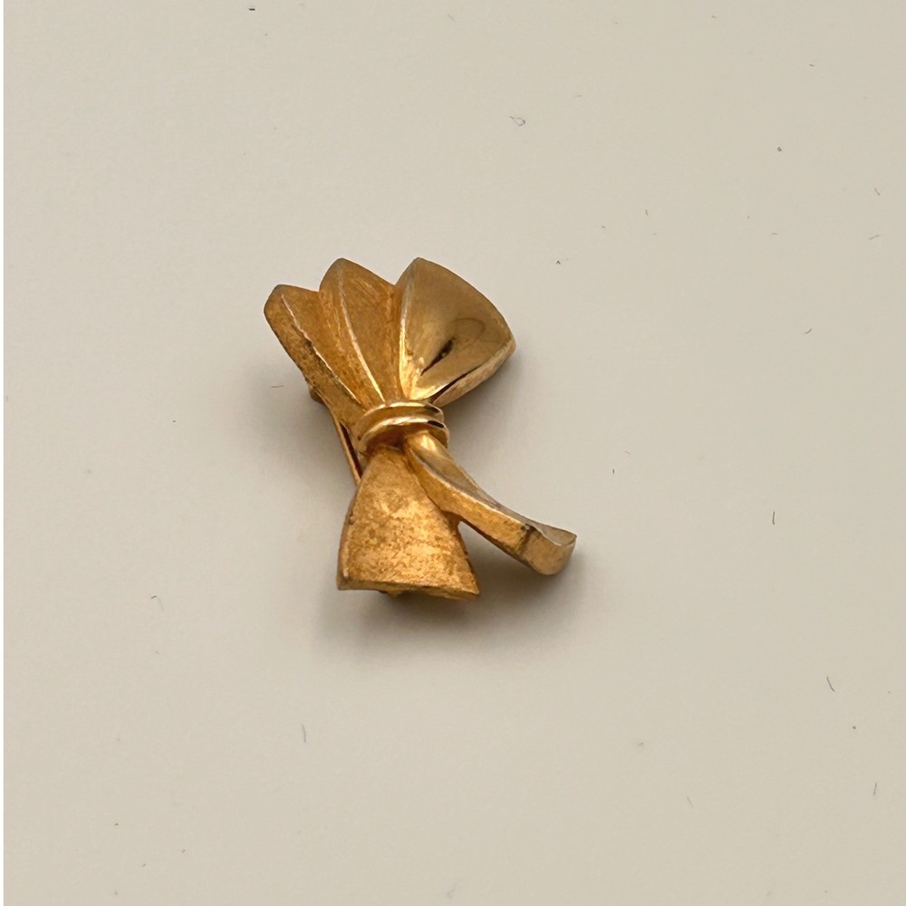 Vintage Gold Tone Bow Brooch Small Ribbon Lapel Pin Textured Finish Accessory - Picture 4 of 8